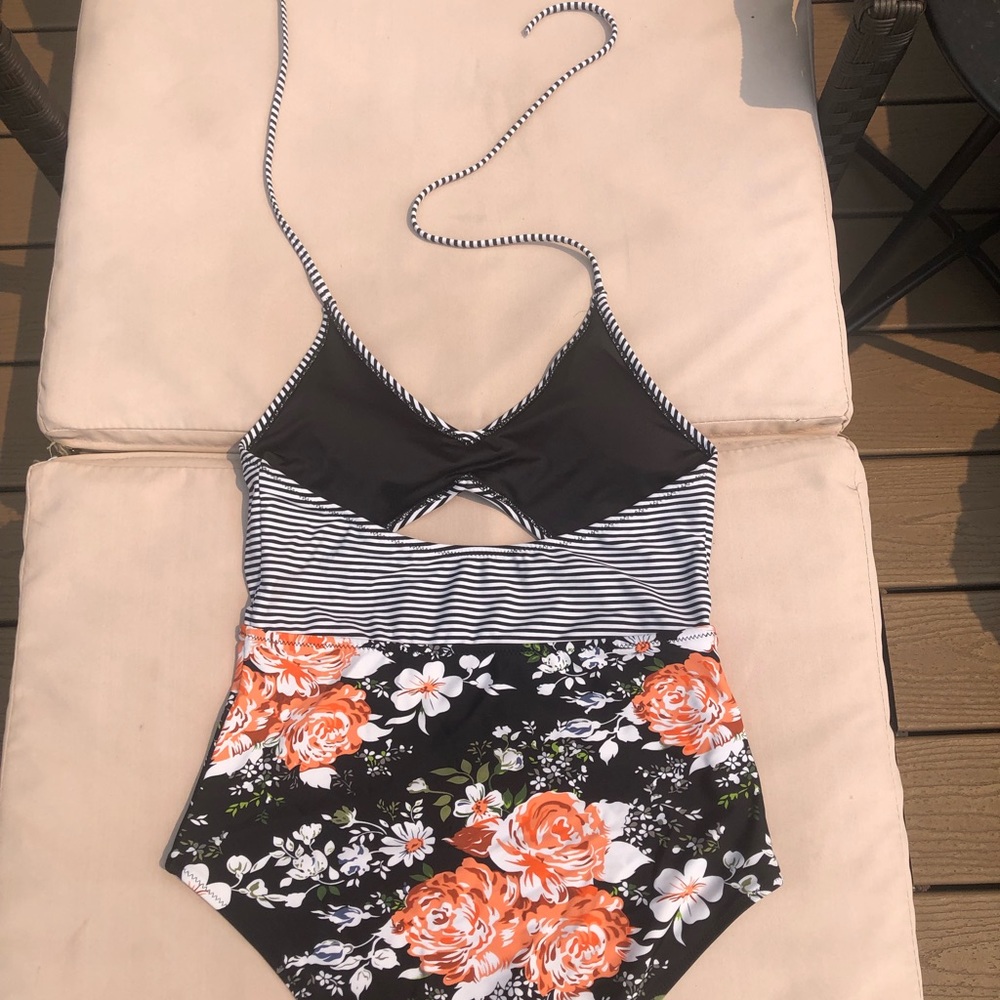 Cupshe one piece bathing suit - Picture 2 of 2
